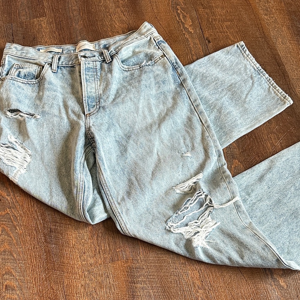Women’s 90’s baggy distressed jeans